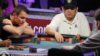 Un joueur qui semble bien ennuyé par une mise dans une partie de poker : il est bloqué !
