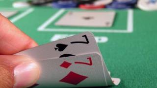 Une paire de 7 au poker