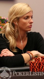 Joueuse de poker blonde réfléchit