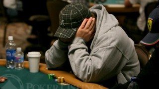 Un joueur de poker ennuyé : pas bon.