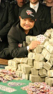 Jerry Yang et son tas de billets du vainqueur des WSOP