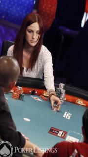 La joueuse de poker Elisabeth Hille place une mise / relance