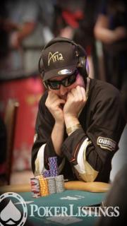 Phil Hellmuth dans sa position favorite