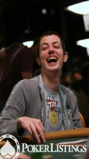 Le semi-bluff donne deux chances de gagner, ce qui donne le sourire à Tom Dwan