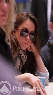 Liv Boeree cachée derrière ses lunettes de soleil