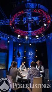 Joueurs en position à une table des WSOP