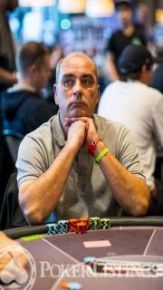 Joueur de poker qui essaie de gérer son anxiété