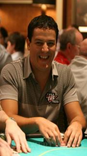 Carlos Mortensen s'amuse au poker.