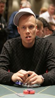 Ilari Sahamies joueur de poker confiant voire arrogant