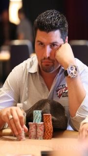 Brad Booth reste calme pendant un gros bluff au poker