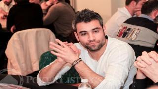 Loic Perrin jouant au poker