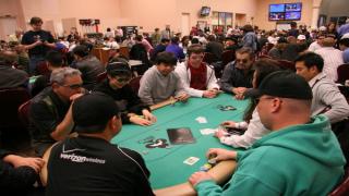 Des joueurs au moment du pré-flop dans un grand tournoi de poker