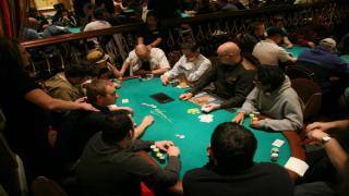 Table de poker vue en plongée