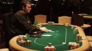 Un croupier à une table de poker live, pendant que les joueurs sont absents (en pause). Un croupier à une table de poker live.