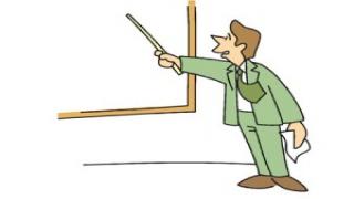 Professeur expliquant sur un tableau.
