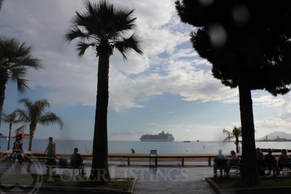 Cannes sous la pluie