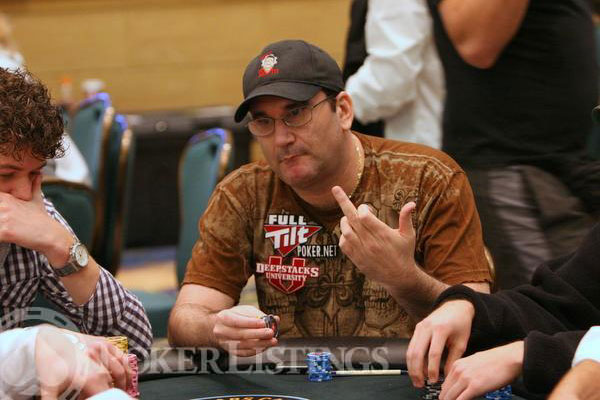 Mike Matusow fait un doigt d'honneur