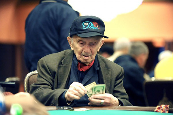 Papy qui joue au poker